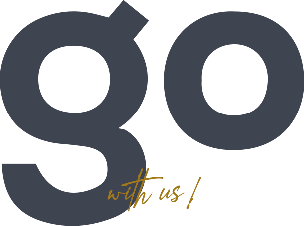 Sehr große, graue Buchstaben g und o mit einem darauf liegenden Schriftzug in gold-gelb mit dem Inhalt with us