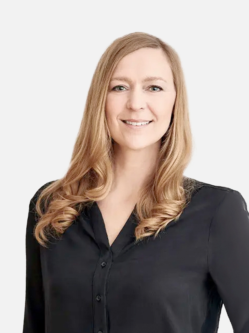 Lächelnde Frau mit langen, blonden Haaren und einer schwarzen Bluse - Sonja Eschenberg